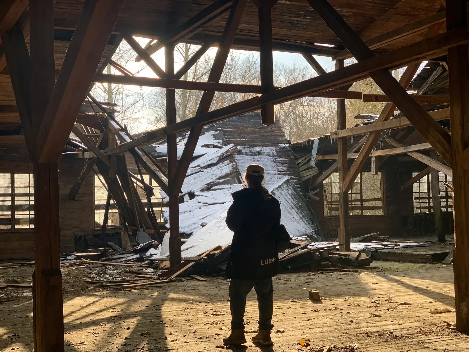 Hôpital abandonné avec volcan